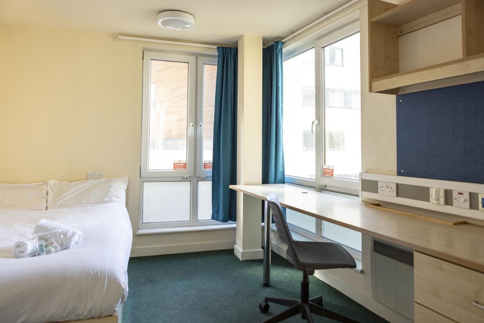 Burley Road Aparthotel Лийдс Екстериор снимка