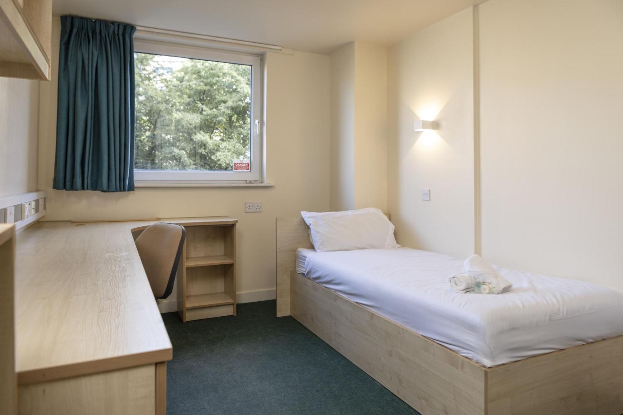 Burley Road Aparthotel Лийдс Екстериор снимка
